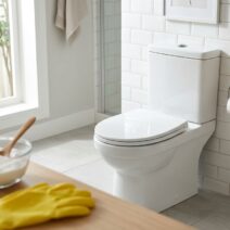 Τέλος οι κίτρινοι λεκέδες στο καπάκι της τουαλέτας: Το κόλπο των 30 λεπτών με 2 υλικά 1 Τέλος οι κίτρινοι λεκέδες στο καπάκι της τουαλέτας: Το κόλπο των 30 λεπτών με 2 υλικά