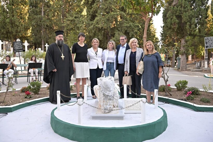 Πάτρα: Αποκαλυπτήρια γλυπτού στο Α’ Δημοτικό Κοιμητήριο - ΦΩΤΟ