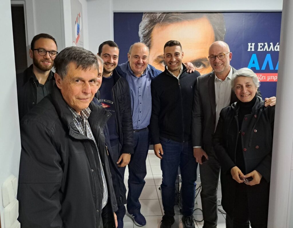 Γιάννης Κουλούρης μετά το χειρουργείο, κοιτάζει την κάμερα