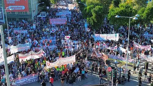 Πάτρα: Σε πορεία διαμαρτυρίας στη ΔΕΘ ο Πελετίδης για «λεφτά σε Υγεία και Παιδεία» ΦΩΤΟ 5 Πλήθος διαδηλωτών με πανό και σημαίες σε δρόμο, με κτίρια και δέντρ…