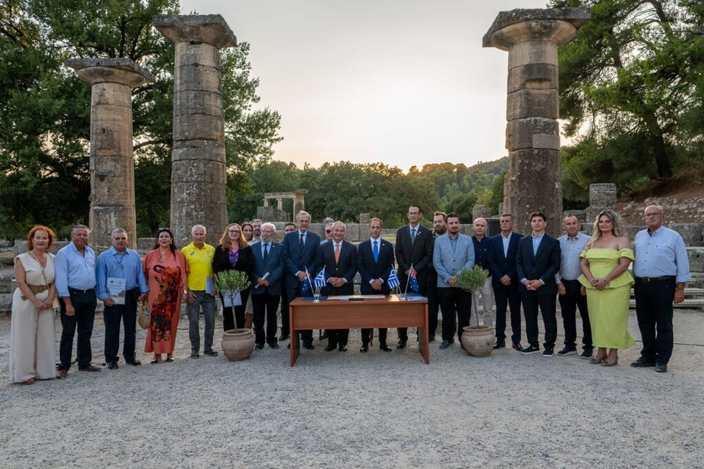 Επίσημοι από Ελλάδα και Αυστραλία υπογράφουν συμφωνία στην Αρχαία…