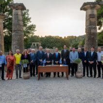 Επίσημοι από Ελλάδα και Αυστραλία υπογράφουν συμφωνία στην Αρχαία…