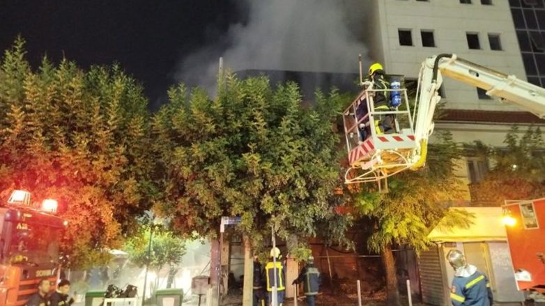 Πειραιάς: Κάηκε ολοσχερώς κτίριο με επαγγελματικούς χώρους ΒΙΝΤΕΟ-ΦΩΤΟ 5 Πειραιάς: Κάηκε ολοσχερώς κτίριο με επαγγελματικούς χώρους ΒΙΝΤΕΟ-ΦΩΤΟ