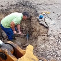 Εργασίες επισκευής αγωγού ύδρευσης σε λασπωμένο χαντάκι στην Κάτω…