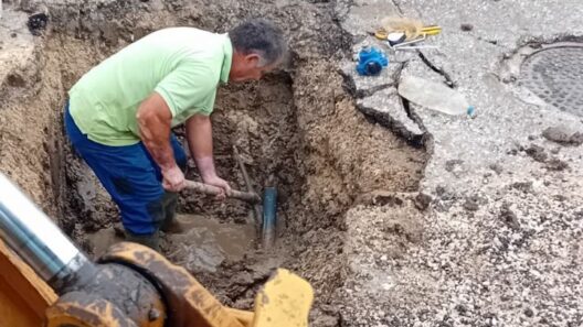 Εργασίες επισκευής αγωγού ύδρευσης σε λασπωμένο χαντάκι στην Κάτω…