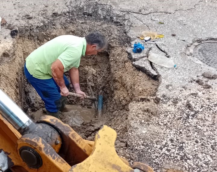 Εργασίες επισκευής αγωγού ύδρευσης σε λασπωμένο χαντάκι στην Κάτω…