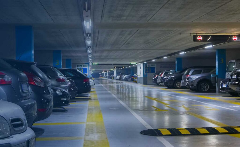 Αστυνομικός εφορίας ελέγχει οχήματα σε χώρο στάθμευσης στην Πάτρα