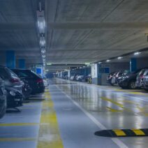 Αστυνομικός εφορίας ελέγχει οχήματα σε χώρο στάθμευσης στην Πάτρα