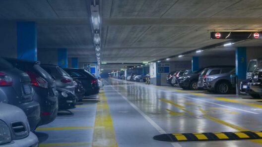 Αστυνομικός εφορίας ελέγχει οχήματα σε χώρο στάθμευσης στην Πάτρα