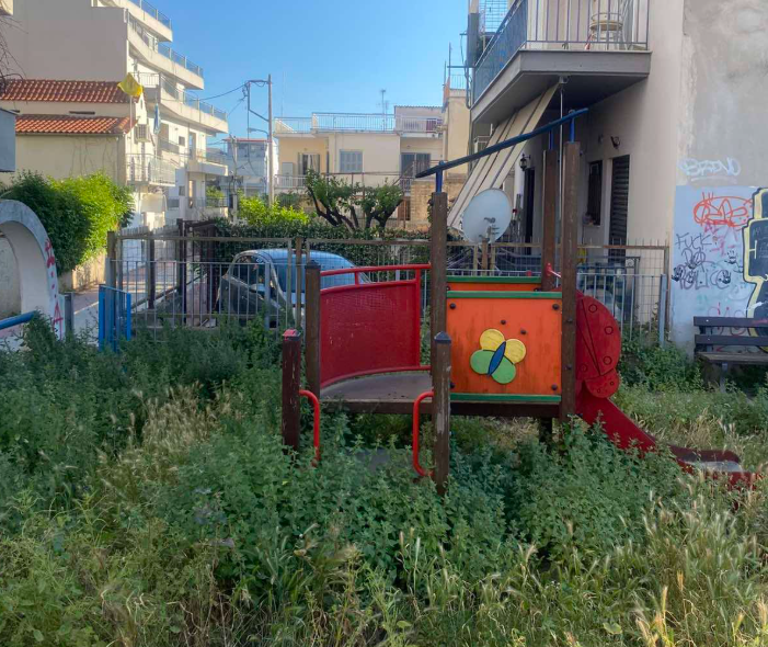 Πάτρα: Μόνιμη “ζούγκλα” η παιδική χαρά στην Καρατζά ΦΩΤΟ