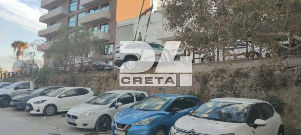 Χανιά: Τζιπ παρέσυρε σταθμευμένα αυτοκίνητα – Ένα «κρεμάστηκε» στο κενό ΦΩΤΟ