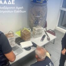 Αθήνα: Εντοπίστηκε μεγάλη ποσότητα κιλά κοκαΐνης σε οικοδομή ΒΙΝΤΕΟ-ΦΩΤΟ 2 Αθήνα: Εντοπίστηκε μεγάλη ποσότητα κιλά κοκαΐνης σε οικοδομή ΒΙΝΤΕΟ-ΦΩΤΟ