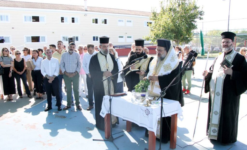 Ο Μητροπολίτης Πατρών Χρυσόστομος σε Αγιασμούς σχολείων