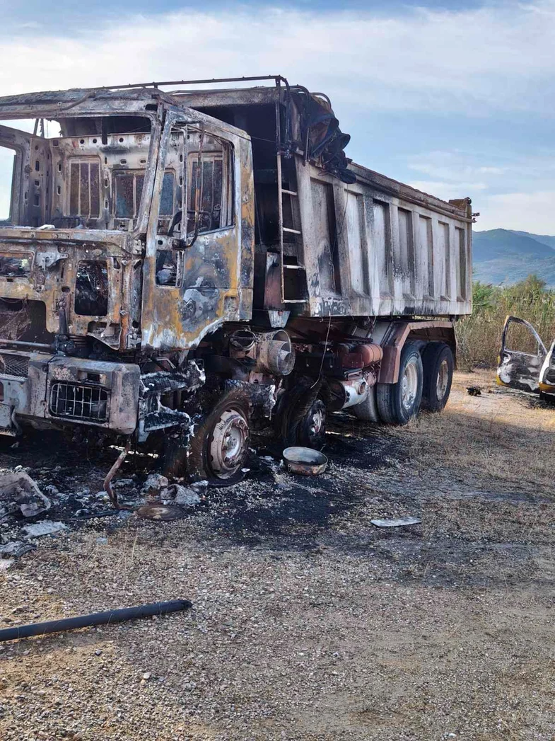 Αγρίνιο: Πυρκαγιά σε εργοστάσιο πίσσας - Κάηκαν οχήματα ΦΩΤΟ - ΒΙΝΤΕΟ 5 Αγρίνιο: Πυρκαγιά σε εργοστάσιο πίσσας - Κάηκαν οχήματα ΦΩΤΟ - ΒΙΝΤΕΟ