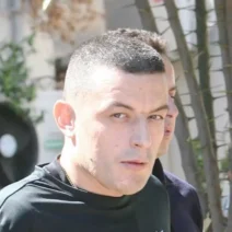 Ο Alket Rizai σε φωτογραφία ασφαλείας με πυροβολισμούς στην Ανάβυσσο