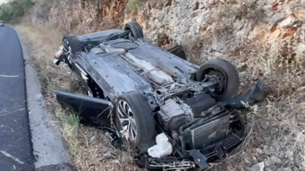 Αυτοκίνητο σε δρόμο με χάντακι, σκηνή από το άρθρο