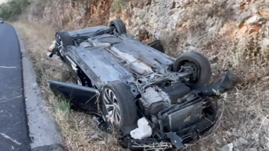Αμφιλοχία: Αυτοκίνητο τούμπαρε σε χαντάκι κι από θαύμα σώθηκε οικογένεια ΒΙΝΤΕΟ 9 Αυτοκίνητο σε δρόμο με χάντακι, σκηνή από το άρθρο