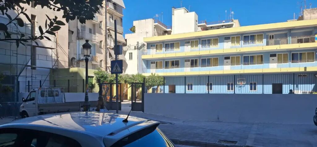 Πάτρα: Ριζική αλλαγή στο ιστορικό «Στρούμπειο» σχολείο με νέα περίφραξη ΦΩΤΟ
