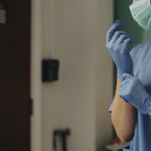 Γιατρός φοράει γάντι για πρόληψη μόλυνσης από κορονοϊό