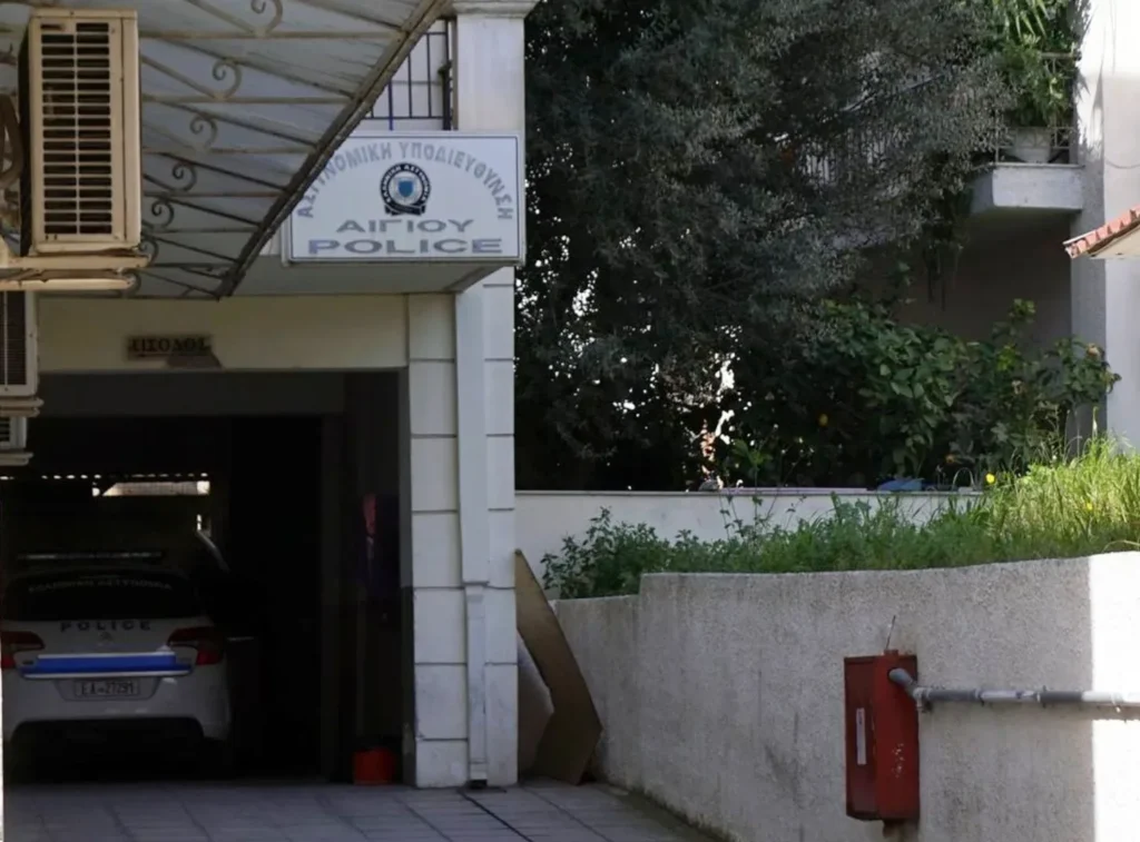 Αχαΐα: Παραλίγο τραγωδία σε Αστυνομικό τμήμα - Ανδρας απειλούσε να αυτοκτονήσει - Ενημερώθηκε ο Χρυσοχοΐδης 5 Αχαΐα: Παραλίγο τραγωδία σε Αστυνομικό τμήμα - Ανδρας απειλούσε να αυτοκτονήσει - Ενημερώθηκε ο Χρυσοχοΐδης