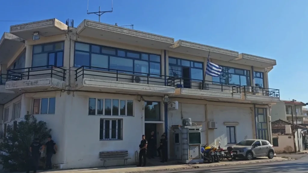 Μάνδρα: Άνδρας επιτέθηκε με μαχαίρι σε αστυνομικό μέσα στο Τμήμα