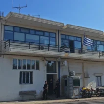 Μάνδρα: Άνδρας επιτέθηκε με μαχαίρι σε αστυνομικό μέσα στο Τμήμα