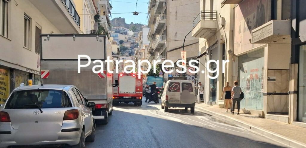 Πάτρα: Φούντωσε αυτοκίνητο στο κέντρο προκαλώντας μποτιλιάρισμα ΦΩΤΟ