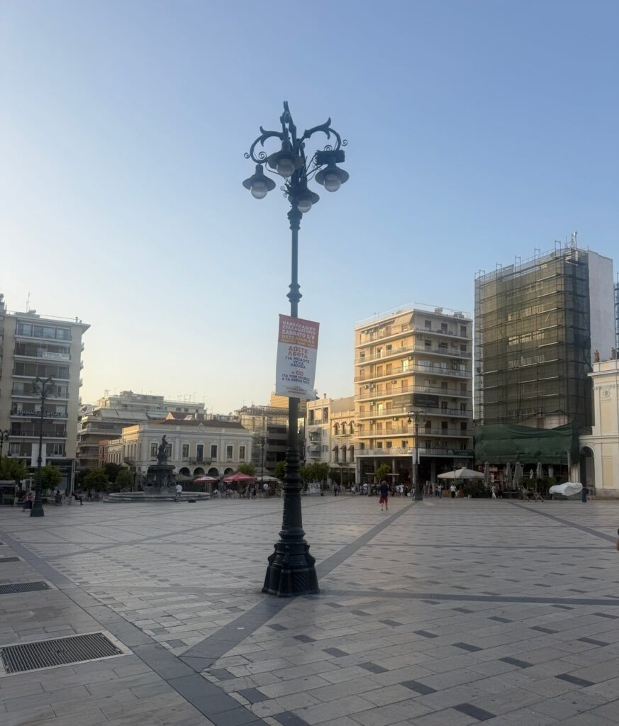 Πάτρα: Τέλος τα διαφημιστικά στους ιστορικούς φανοστάτες της Πλατείας Γεωργίου
