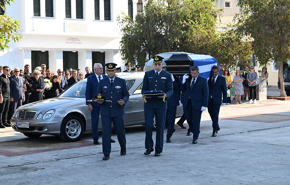 Πύργος: «Σπαραγμός» στην κηδεία του Γιάννη Μπλέσια, ιπτάμενο του Phantom ΦΩΤΟ