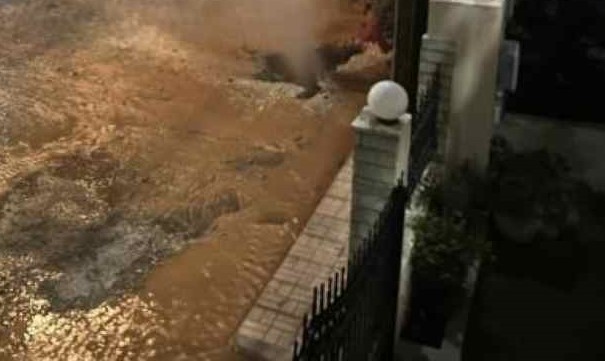 Υπερπλήρωση αυλών και σπίατια σε Κουκούλι, Πάτρα, μετά από σπάσιμο …