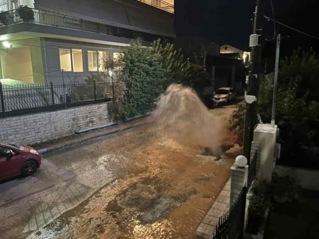 Κουκούλι: Πλημμύρισαν αυλές και σπίτια από αγωγό ύδρευσης ΦΩΤΟ 5 Κουκούλι: Πλημμύρισαν αυλές και σπίτια από αγωγό ύδρευσης ΦΩΤΟ
