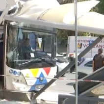 Θεσσαλονίκη: Στο νοσοκομείο 60χρονη μετά το ατύχημα με τα λεωφορεία 1 Θεσσαλονίκη: Στο νοσοκομείο 60χρονη μετά το ατύχημα με τα λεωφορεία