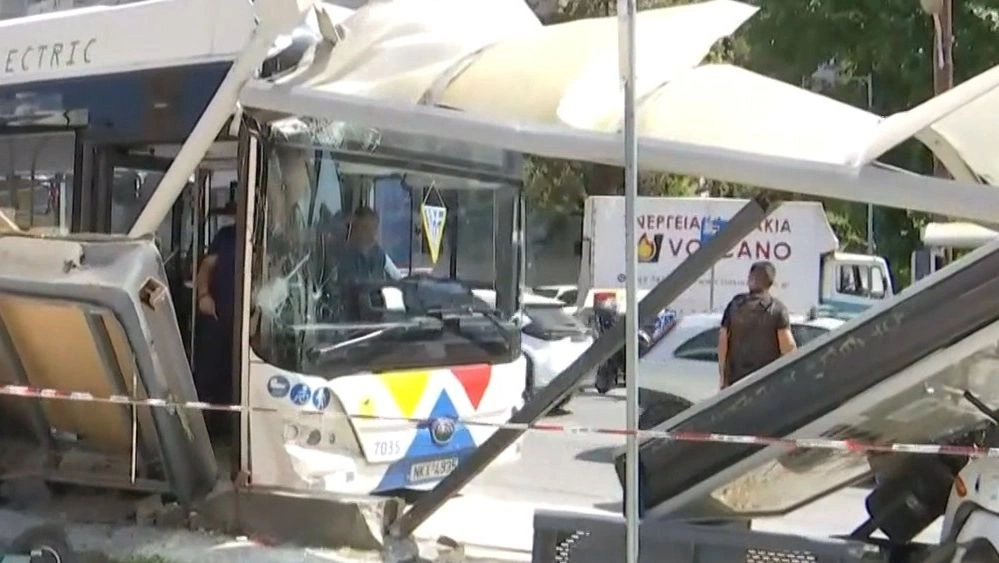 Θεσσαλονίκη: Στο νοσοκομείο 60χρονη μετά το ατύχημα με τα λεωφορεία