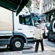 Φορτοεκφορτώσεις σε λιμάνι της Πάτρας, με φορτηγά και γερανούς