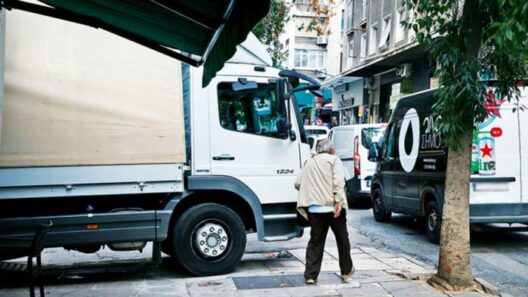 Φορτοεκφορτώσεις σε λιμάνι της Πάτρας, με φορτηγά και γερανούς
