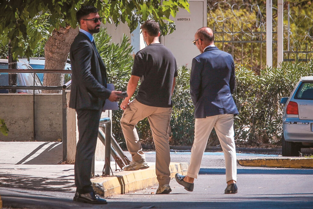 Στον Ανακριτή οι κατηγορούμενοι για τον θάνατο Μαζωνάκη - Οι απολογίες και οι αντιφάσεις 5 Στον Ανακριτή οι κατηγορούμενοι για τον θάνατο Μαζωνάκη - Οι απολογίες και οι αντιφάσεις