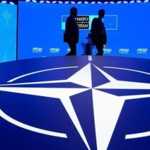 Πούτιν και σύμβολα του ΝΑΤΟ σε σκηνή με θέμα Τύμπανα πολέμου