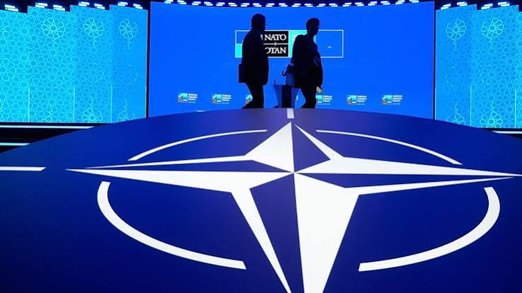 Πούτιν και σύμβολα του ΝΑΤΟ σε σκηνή με θέμα Τύμπανα πολέμου