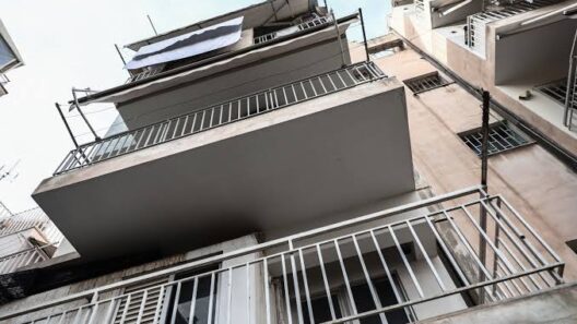 Πάτρα: Άνδρας έπεσε από μπαλκόνι δευτέρου ορόφου - Διακομίσθηκε σε νοσοκομείο