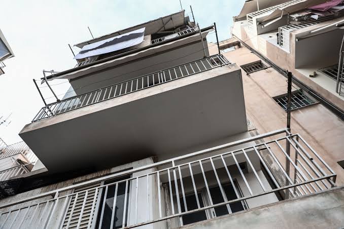 Πάτρα: Άνδρας έπεσε από μπαλκόνι δευτέρου ορόφου - Διακομίσθηκε σε νοσοκομείο