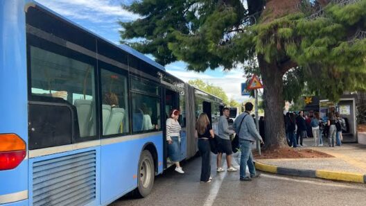 Φωτογραφία που δείχνει καθυστερημένα λεωφορεία του Αστικού ΚΤΕΛ σ…