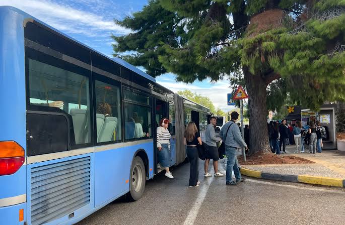 Φωτογραφία που δείχνει καθυστερημένα λεωφορεία του Αστικού ΚΤΕΛ σ…
