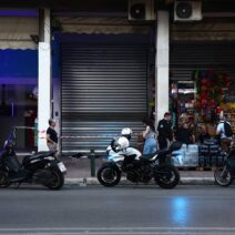 Αστυνομικοί και μοτοσικλέτες σε τόπο εγκλήματος με ταινία μπροστά…