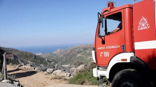 Πυροσβεστικό όχημα σε ορεινό δρόμο με θέα τη θάλασσα, εν μέσω επιφυ…
