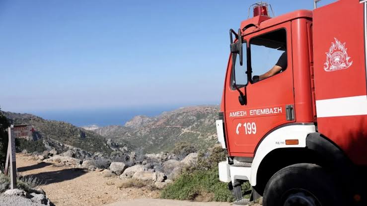 Πυροσβεστικό όχημα σε ορεινό δρόμο με θέα τη θάλασσα, εν μέσω επιφυ…