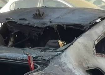 Πυροσβέστες στην Πάτρα κατασβήνουν φωτιά σε αυτοκίνητο