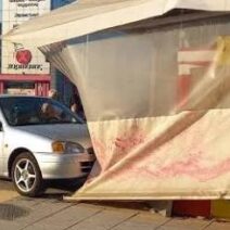 Αυτοκίνητο συγκρούεται με περίπτερο στην Πάτρα