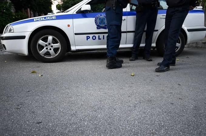 Πάτρα: Χτύπησε πεζό τον λήστεψε και τον τσάκωσαν Αστυνομικοί