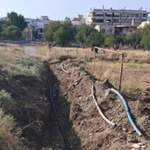 Καλλιθέα: Ξεμένει από νερό και επιβάλλει μέτρα και απαγορεύσεις στην κατανάλωση 2 Σημείο παροχής νερού στην Καλλιθέα με πινακίδα περιορισμού κατανά…