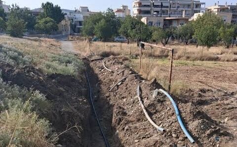 Σημείο παροχής νερού στην Καλλιθέα με πινακίδα περιορισμού κατανά…
